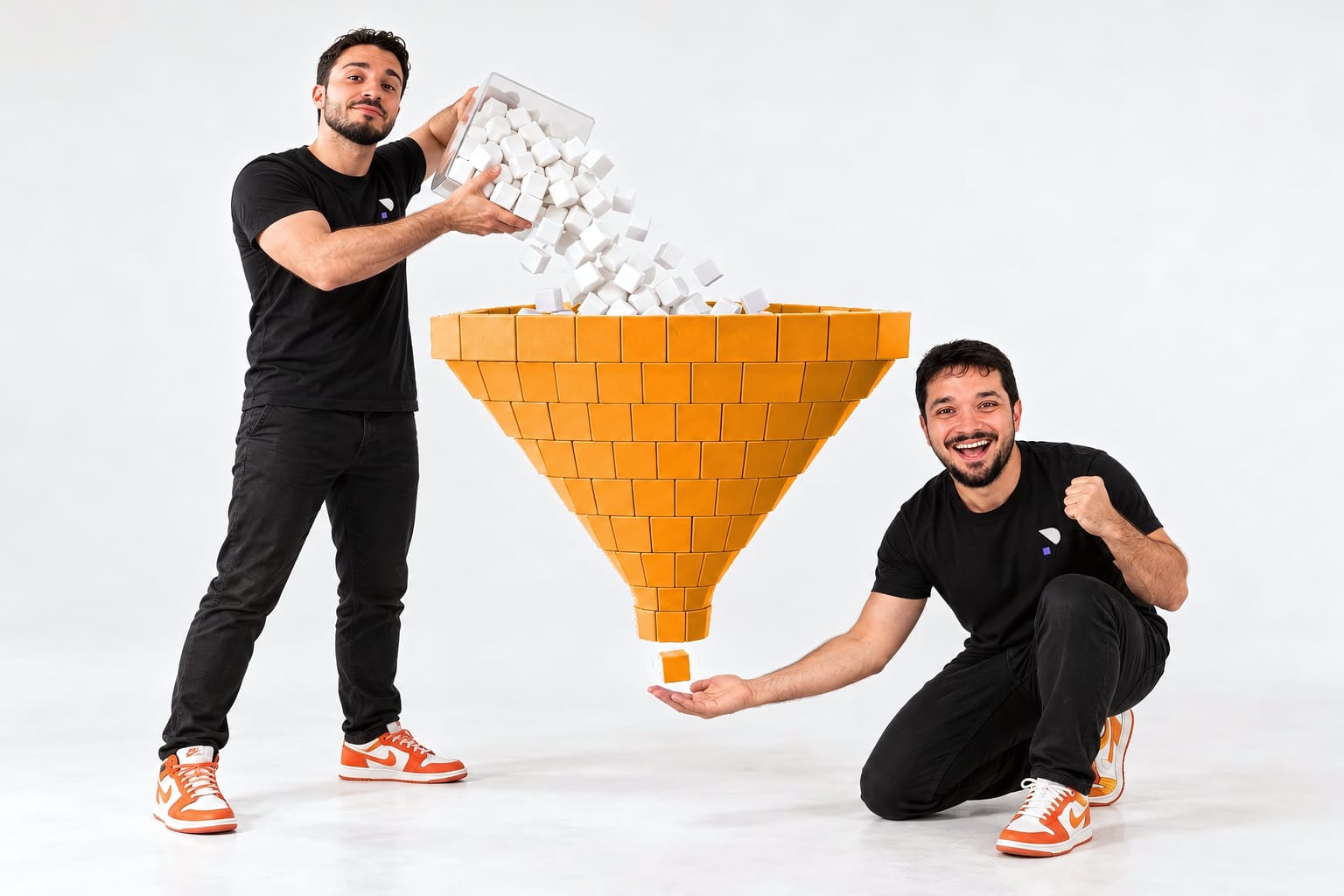 Alessandro versa blocchi bianchi in un grande imbuto viola mentre Salvatore prende l'unico blocco viola che ne esce