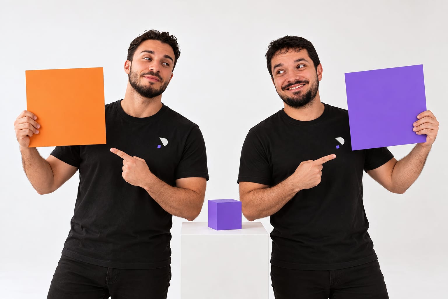 Alessandro tiene un quadrato arancione e Salvatore uno viola, ognuno indica quello dell'altro, con un cubo viola su un piedistallo tra loro